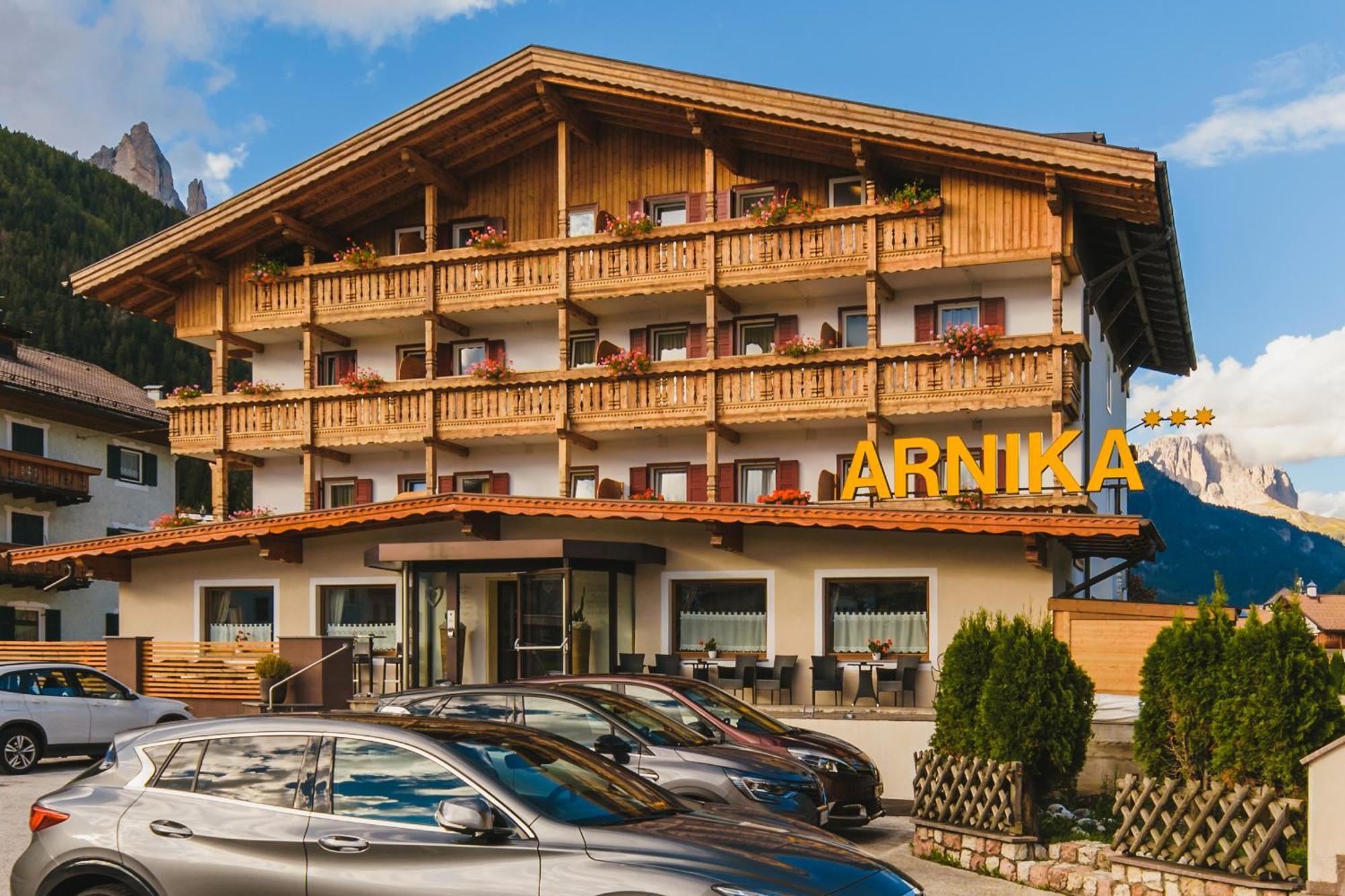 Hotel Arnika Pozza di Fassa Exteriör bild