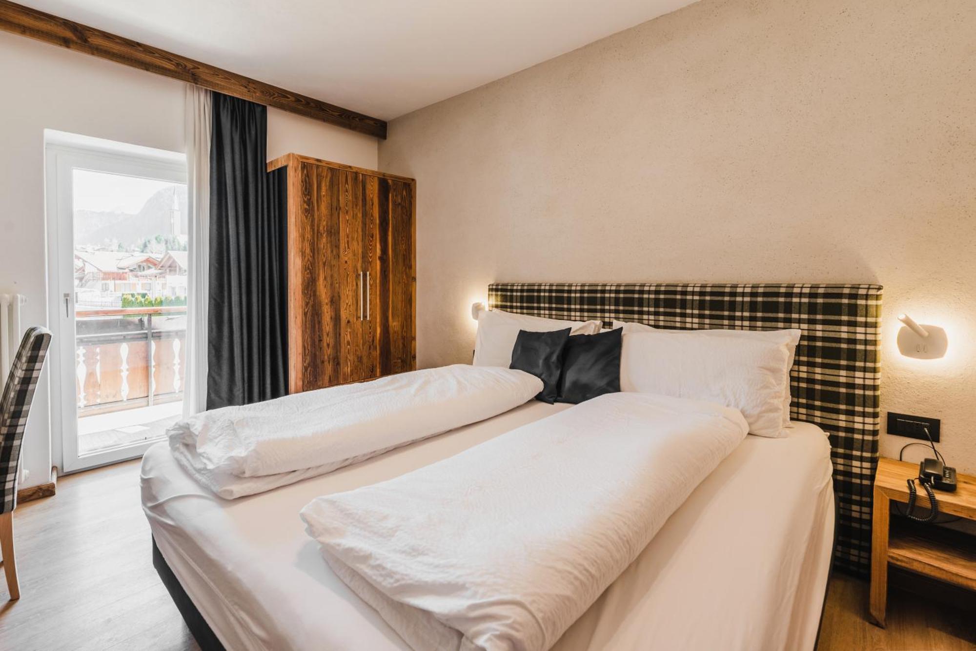 Hotel Arnika Pozza di Fassa Exteriör bild