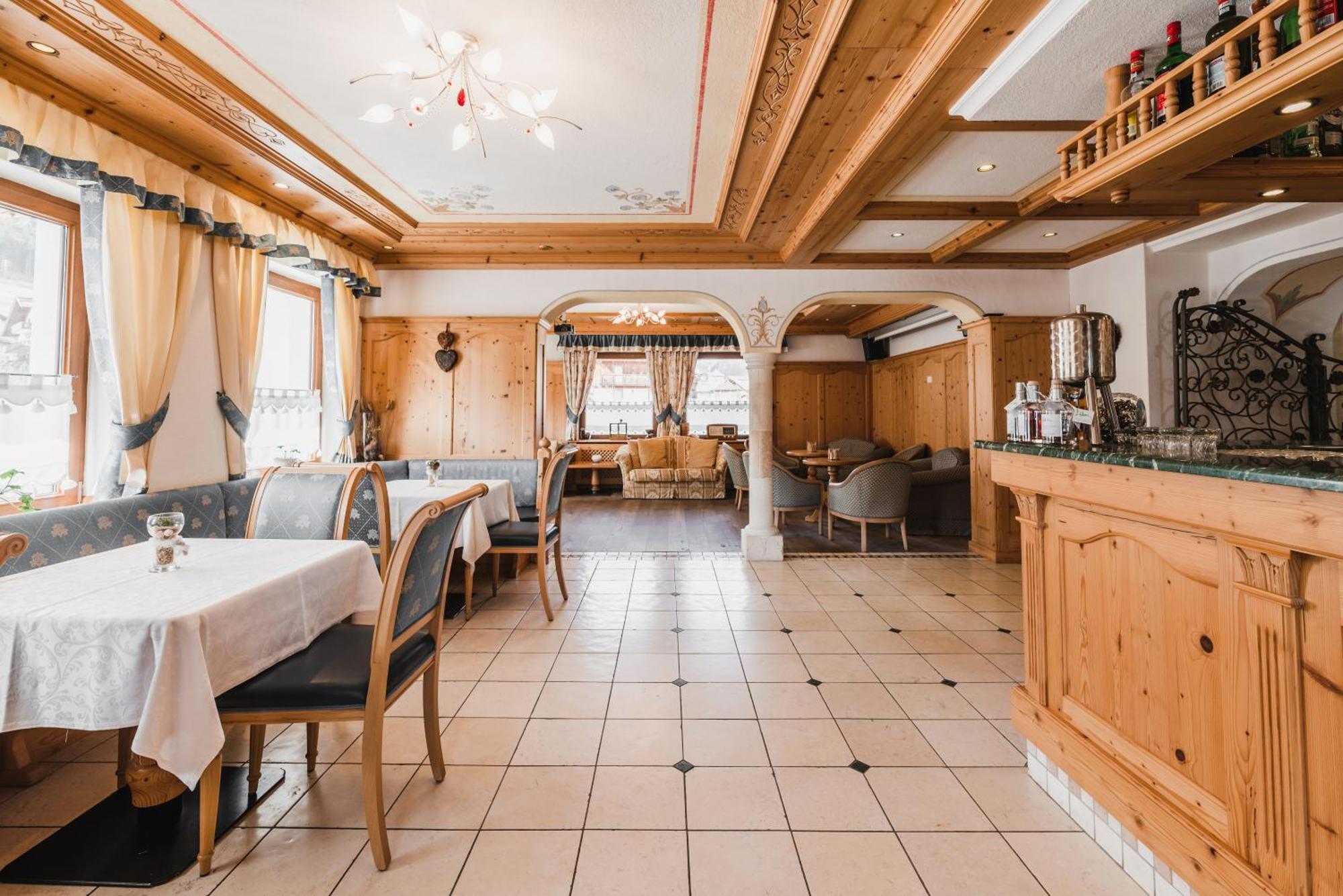 Hotel Arnika Pozza di Fassa Exteriör bild