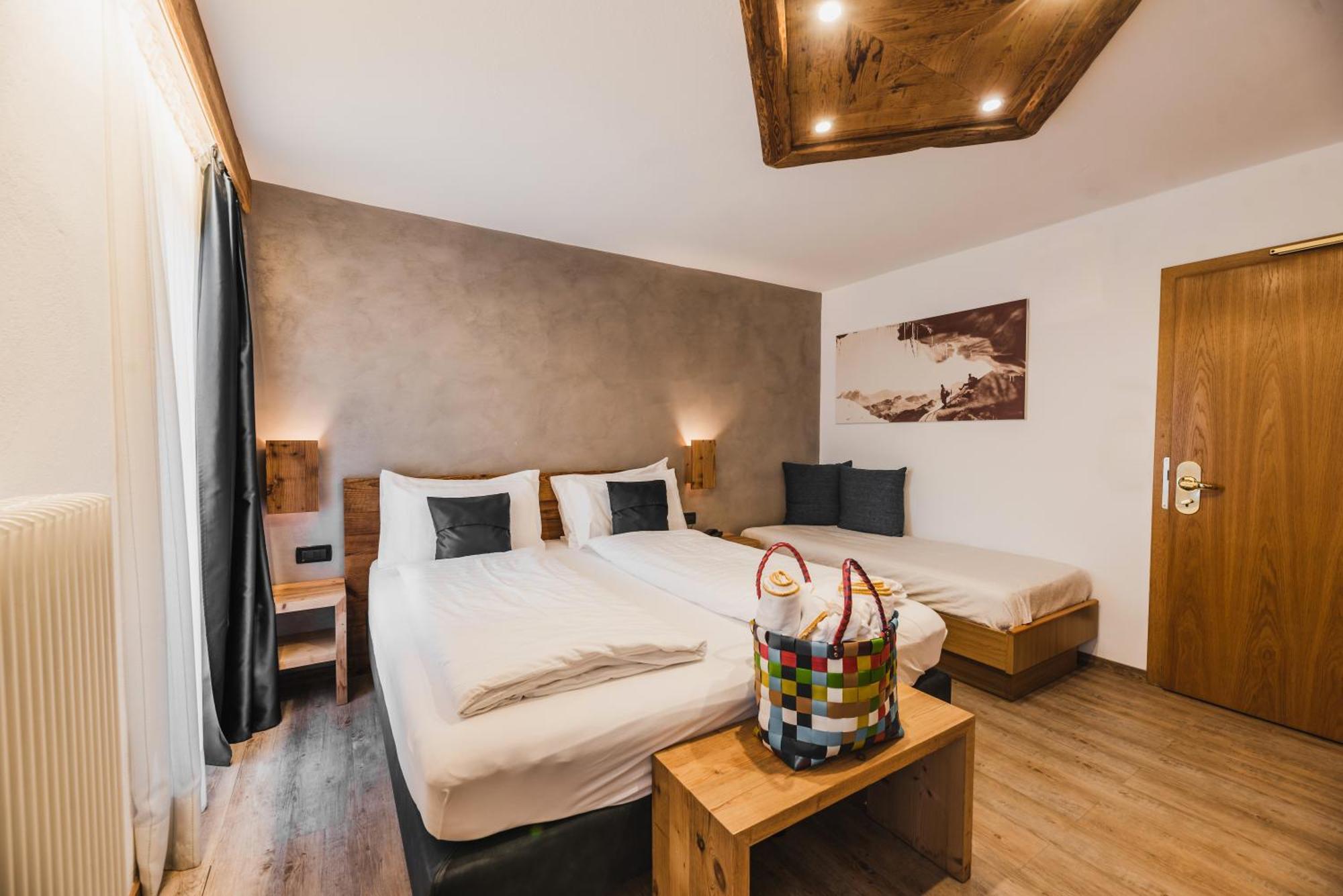 Hotel Arnika Pozza di Fassa Exteriör bild