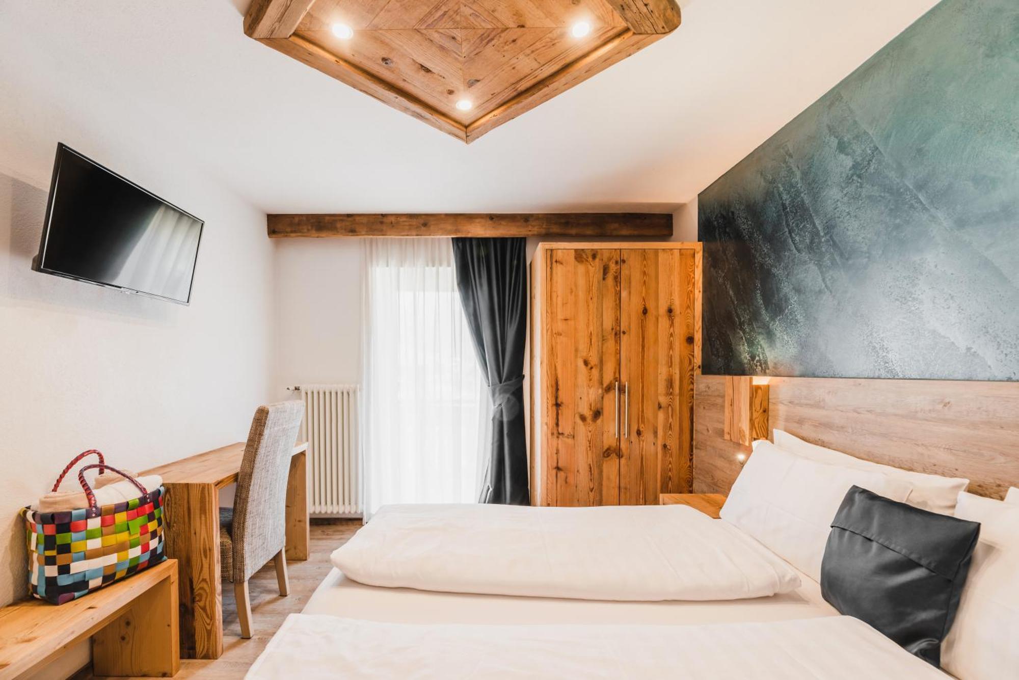 Hotel Arnika Pozza di Fassa Exteriör bild