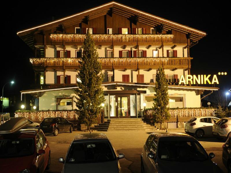 Hotel Arnika Pozza di Fassa Exteriör bild