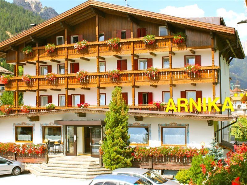 Hotel Arnika Pozza di Fassa Exteriör bild